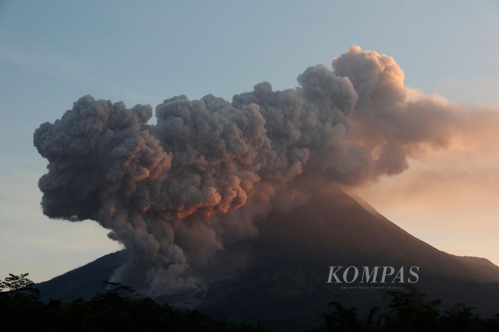 Awan panas yang meluncur dari puncak Gunung Merapi pada 14 Maret 2023.