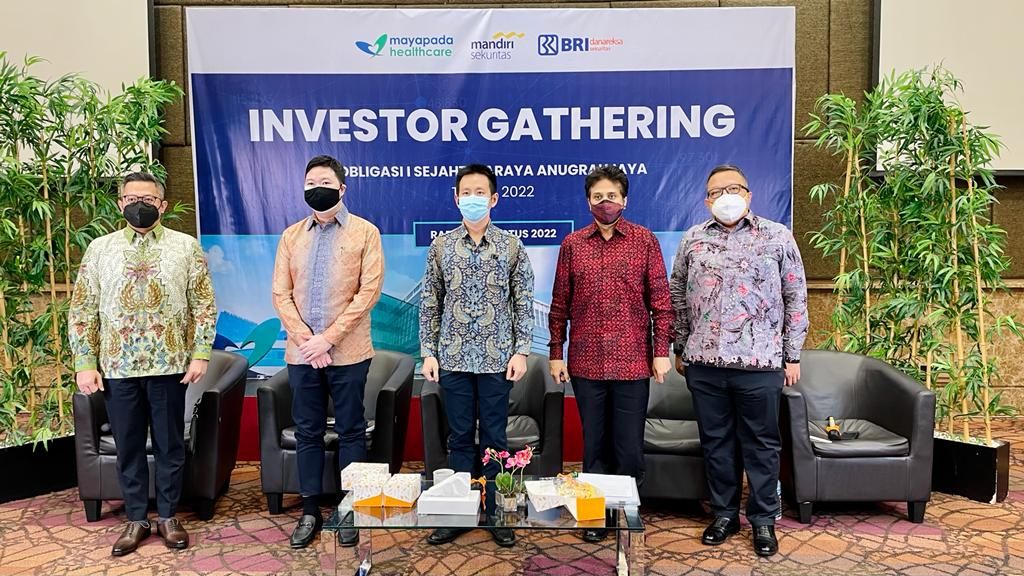 Dari kiri ke kanan: Kevin Praharyawan, Direktur PT.BRI Danareksa Sekuritas; Mark Kristomo Lee, Associate Director Strategic Partners Mayapada Healthcare; Charlie Salim, Direktur SRAJ;  Navin Sonthalia, Chief Operating Officer Mayapada Healthcare; Primonanto Budiatmojo, Executive Director, Head of Investment Banking PT Mandiri Sekuritas.