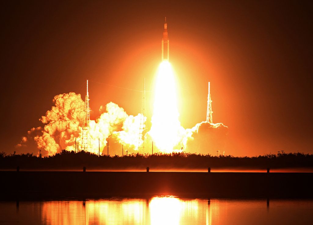 Roket tak berawak Artemis 1 melesat dari landas pelucnuran 39B di Pusat Luar Angkasa Kennedy NASA di Cape Canaveral, Florida, Amerika Serikat, 16 November 2022. Artemis dalam misi 25 hari di sisi lain Bulan lalu kembali ke Bumi. 