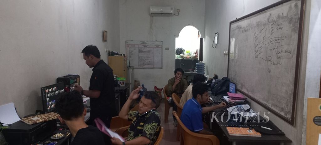 Suasana kantor LBH Bandar Lampung pada Jumat (26/7/2024). Para pengacara dan staf tangah melakukan pekerjaan masing-masing