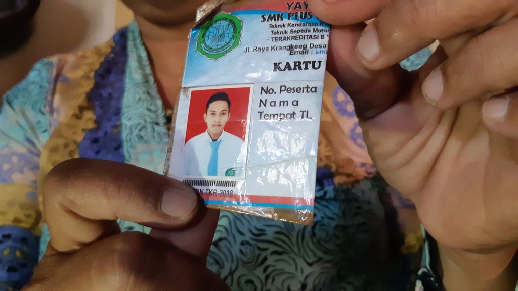 Olipah menunjukkan foto anaknya, Akhmad Wahid, anak buah kapal asal Kabupaten Cirebon, Jawa  Barat, yang jenazahnya dilarung ke laut, Kamis (20/7/2023).