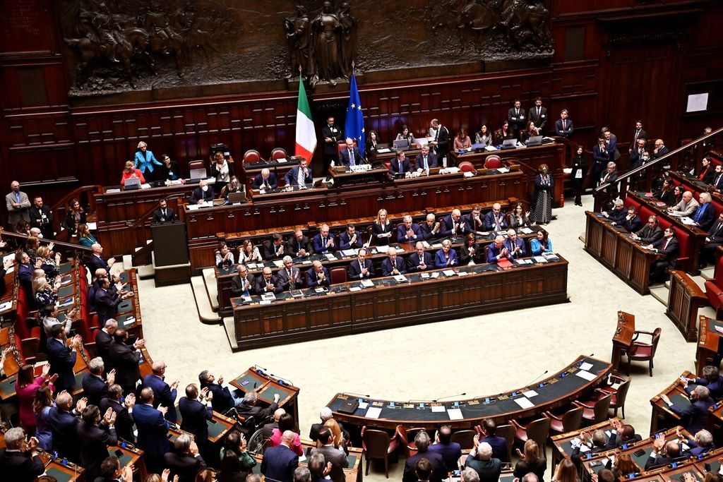 Anggota parlemen Italia mendengarkan Perdana Menteri Giorgia Meloni (tengah) yang berbicara saat pidato pertama menjelang mosi percaya di Montecitrio, Roma, 25 Oktober 2022. 