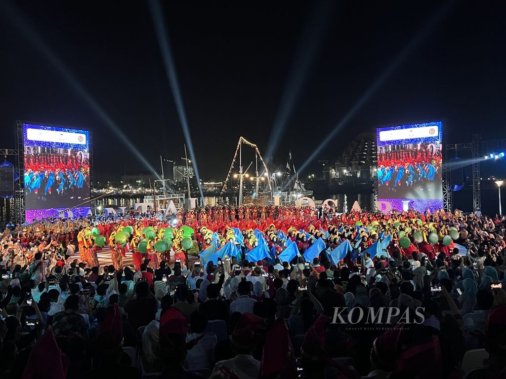 Tari kolosal yang dibawakan ratusan penari memeriahkan pembukaan Makassar International Eight Festival and Forum di kawasan Pantai Losari, Makassar, Rabu (7/9/2022) malam.