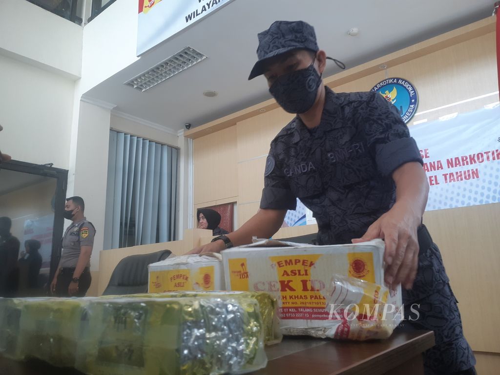 Badan Narkotika Nasional Sumatera Selatan mengungkap peredaran 5 kilogram narkoba jenis sabu, Selasa (4/10/2022). Untuk mengelabui petugas, tersangka membungkus sabu dengan kemasan pempek.
