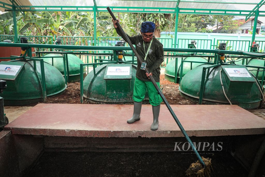 Officials stirred animal feces and organic waste that will be processed using a biodigester machine at the Ragunan Wildlife Park in Jakarta on Tuesday (19/9/2023). The biodigester machine is capable of processing two tons of animal feces and organic waste every day and producing up to 234 kWh of electricity.