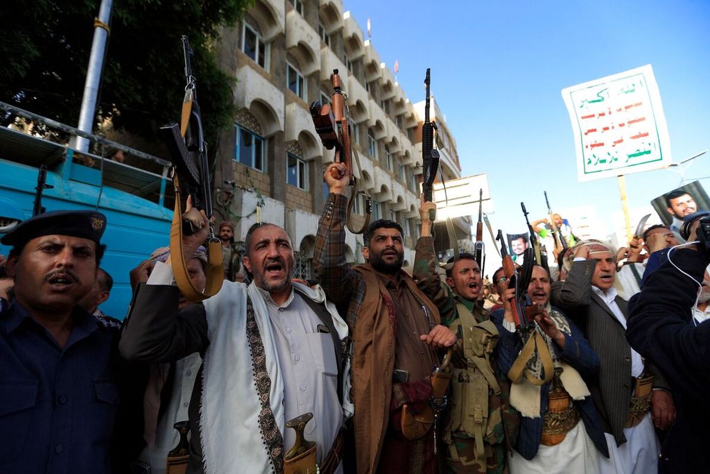 Milisi loyalis kelompok Houthi meneriakkan yel-yel dalam unjuk rasa di Sanaá, Yaman, Sabtu (26/3/2022), menandai tujuh tahun serangan militer koalisi pimpinan Arab Saudi ke Yaman.