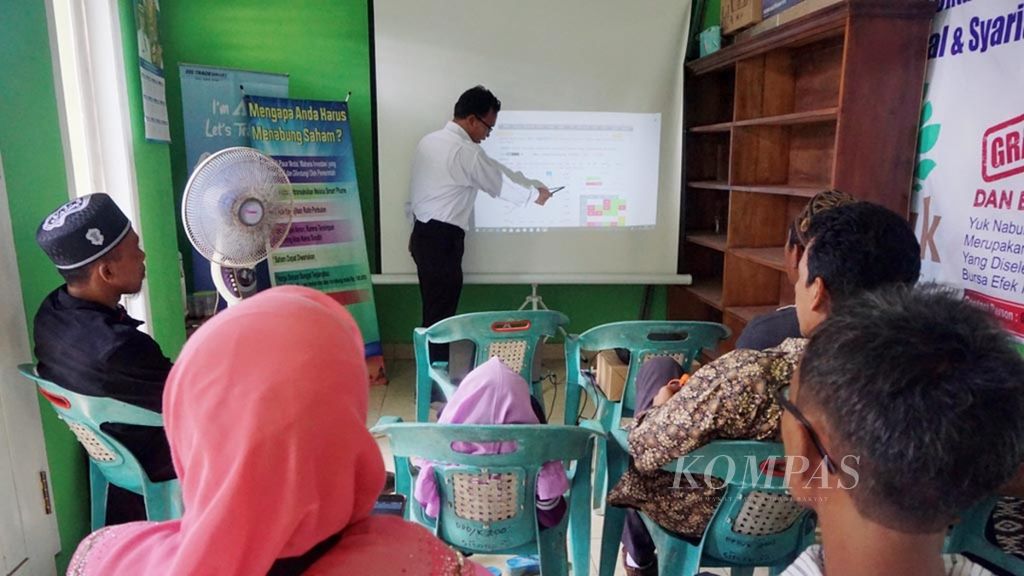 Riyan Ahmad, inisiator warga menabung saham di Desa Sidorejo, Kecamatan Sidomulyo, Lampung Selatan, Lampung, tengah memberikan sosialisasi tentang menabung saham, Jumat (15/2/2019).
