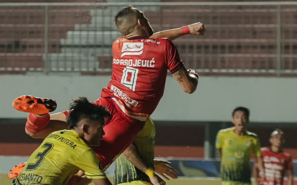 Pemain Bali United, Ilija Spasojevic, menyundul bola dalam pertandingan Bali United melawan Barito Putera di Stadion Maguwoharjo, Sleman, Yogyakarta, Minggu (5/2/2023). 