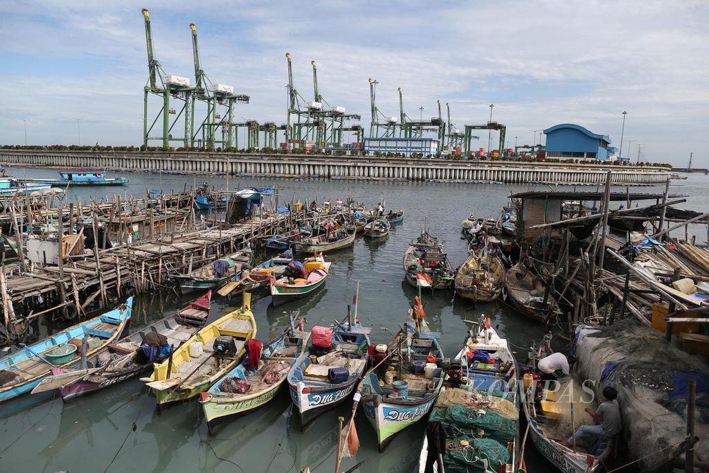Perahu nelayan tertambat di dermaga Kampung Nelayan Kalibaru, Cilincing, Jakarta Utara, Minggu (6/3/2022). 