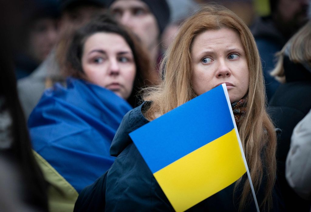 Warga ambil bagian dalam unjuk rasa di dekat Kedutaan Besar Rusia di Kopenhagen, Denmark, Kamis (24/2/2022), setelah Presiden Rusia Vladimir Putin melancarkan operasi militer ke Ukraina. 