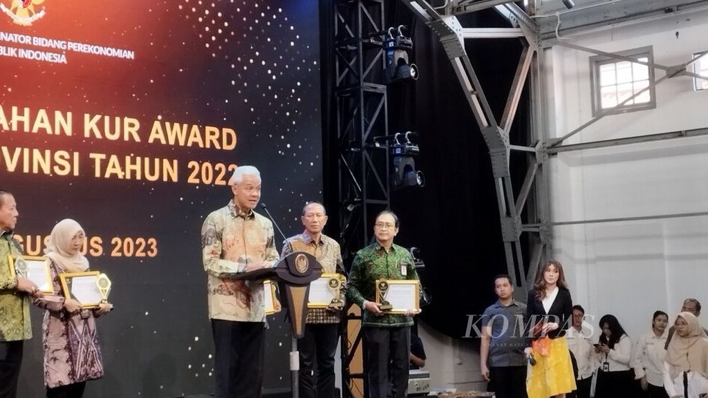 Gubernur Provinsi Jawa Tengah Ganjar Pranowo memberikan sambutan seusai menerima penghargaan dalam Penganugerahan KUR Award kategori provinsi 2022-2023 dan Penyaluran KUR UMKM, di Jakarta, Rabu (9/8/2023).