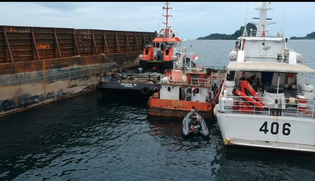 Kapal Negara Belut Laut-406 milik Badan Keamanan Laut (kanan) menangkap kapal SPOB Empat Saudara 01 (kedua dari kanan) dan Tugboat Syukur 36 (kedua dari kiri) yang menyimpan bahan bakar minyak secara ilegal di perairan Lampung, Kamis (5/3/2020).