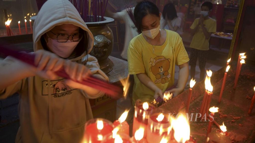 Chinese residents light candles and incense to pray to welcome the Chinese New Year at the Dharma Jaya Toasebio Temple in the Petak Sembilan area, Glodok, West Jakarta, Saturday (21/1/2023).