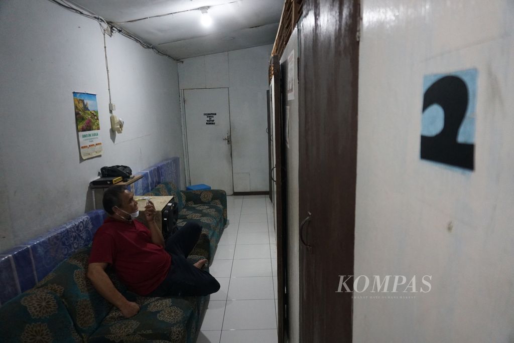 Abdul Aim, seorang juru pijat, merekam suaranya selagi menunggu kedatangan pasien, Rabu (27/4/2022), di Klinik Pijat Nusantara yang terletak di Kelurahan Wenang Utara, Manado, Sulawesi Utara. Sebelum pandemi, klinik pijat itu bisa melayani sampai 20 klien setiap hari.