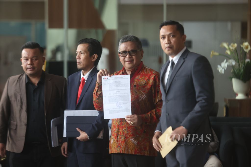 Sekretaris Jenderal PDI Perjuangan Hasto Kristiyanto didampingi tim kuasa hukumnya hadir untuk memenuhi panggilan penyidik di Gedung Komisi Pemberantasan Korupsi (KPK), Jakarta, Senin (10/6/2024). Hasto dipanggil sebagai saksi terkait kasus dugaan suap dengan tersangka Harun Masiku. 