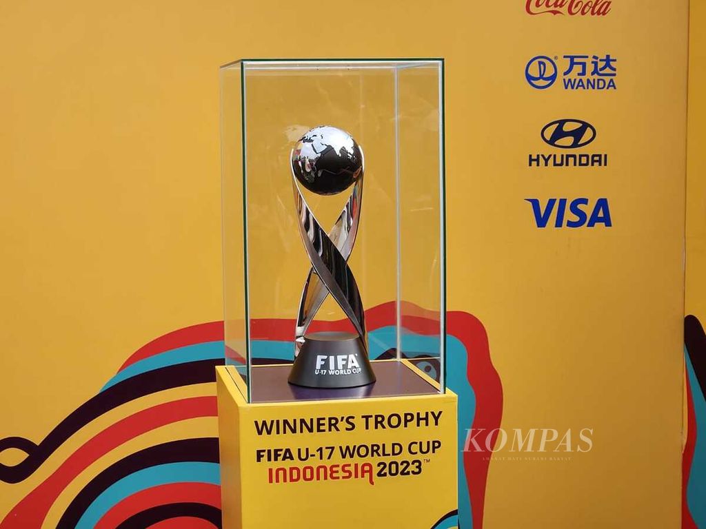 Trofi Piala Dunia U-17 yang dipamerkan dalam ajang <i>trophy experience</i> di Pura Mangkunegaran, Kota Surakarta, Jawa Tengah, Minggu (5/11/2023). Ajang itu diawali dengan pawai yang mengambil rute dari Stadion Sriwedari hingga Pura Mangkunegaran.