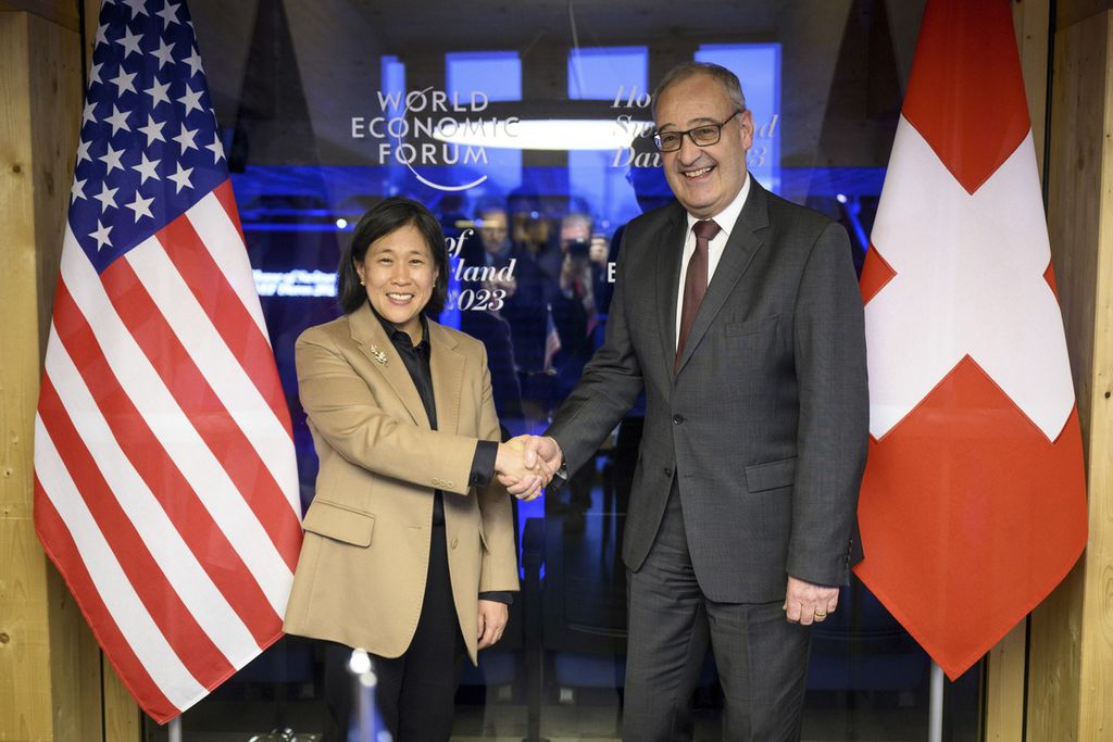 Kepala Perwakilan Dagang AS Katherine Tai (kiri) berjabat tangan dengan Menteri Ekonomi Swiss Guy Parmelin menjelang pertemuan  bilateral di Gedung Swiss di sela-sela pertemuan tahunan Forum Ekonomi Dunia di Davos, Swiss, 19 Januari 2023. 