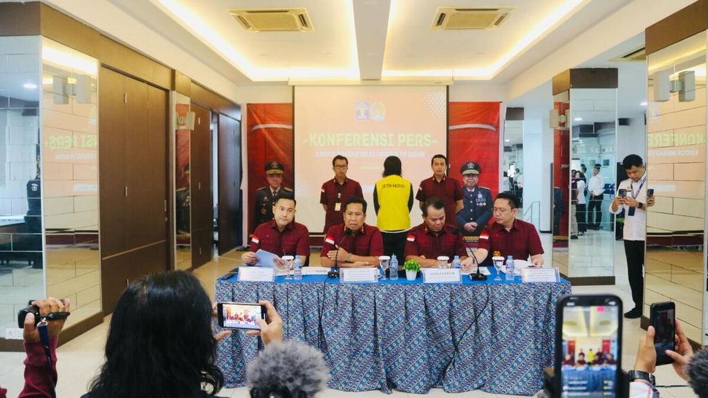 Kepala Kantor Wilayah Kementerian Hukum dan HAM Kepulauan Riau I Nyoman Gede Surya Mataram (kedua dari kiri) memaparkan kronologi penangkapan buron Interpol, Yusuke Yamazaki, Rabu (21/2/2024).