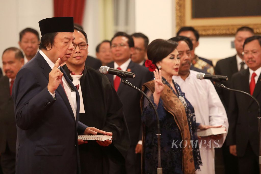 Pengusaha Dato Sri A Tahir dan Putri Kuswisnu Wardani saat dilantik menjadi anggota Dewan Pertimbangan Presiden periode 2019-2024 oleh Presiden Joko Widodo di Istana Negara, Jakarta, Jumat (13/12/2019). 