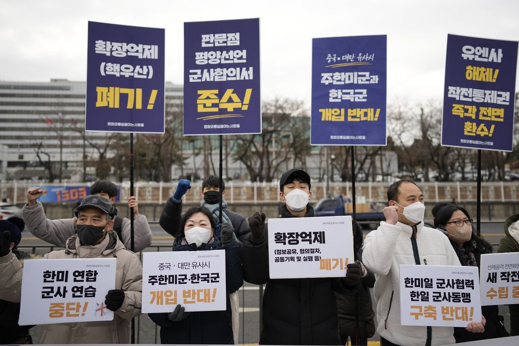Sejumlah warga masyarakat berunjuk rasa selama pertemuan Menteri Pertahanan AS Lloyd Austin dan Menhan Korsel Lee Jong-sup di Seoul, Korea Selatan, Selasa (31/1/2023). Poster-poster yang dibawa bertuliskan ”Hentikan latihan militer bersama antara AS dan Korea Selatan”.