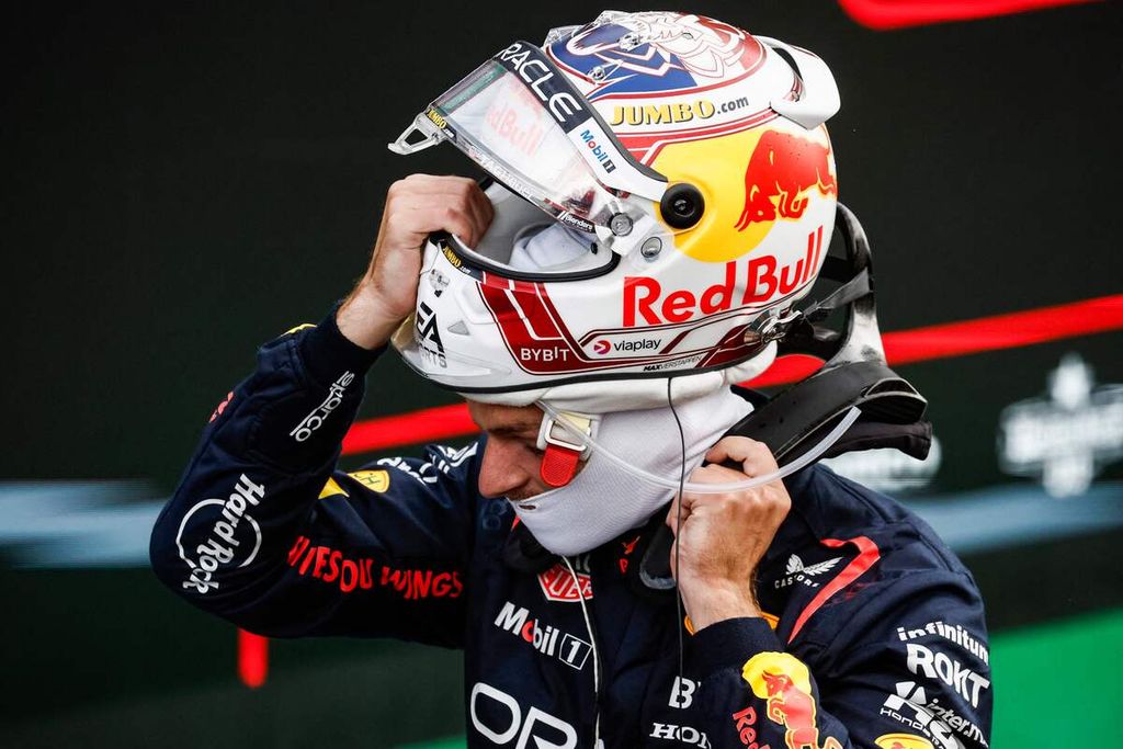 Pebalap Red Bull, Max Verstappen, melepas helm setelah memenangi Grand Prix Formula 1 di Sirkuit Zandvoort, Belanda, Minggu (27/8/2023). 