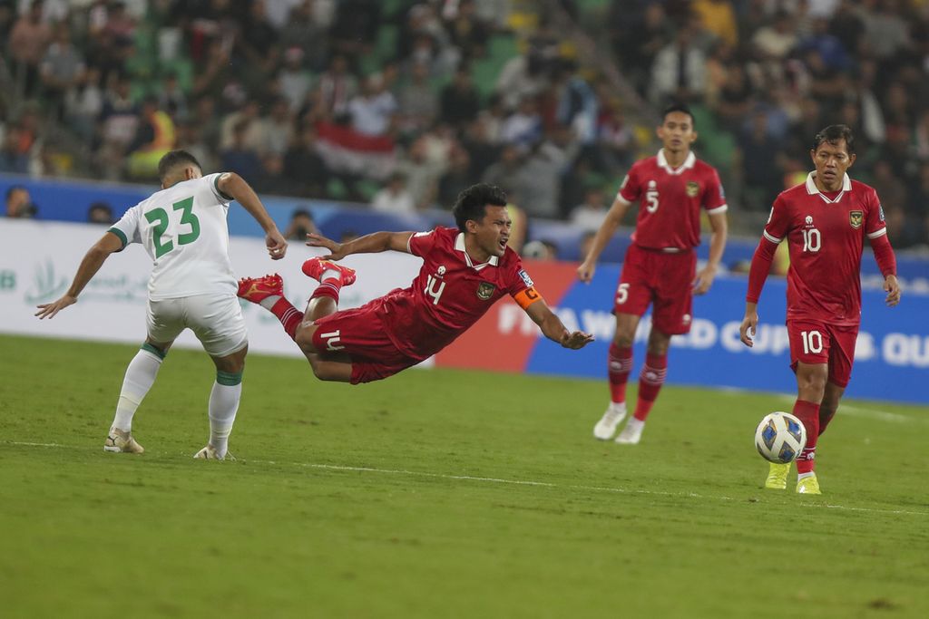 Bek Indonesia, Asnawi Mangkualam (tengah), bertarung memperebutkan bola dengan pemain Irak, Ghazi Salih, pada laga kualifikasi Piala Dunia 2026 di Basra, Irak, Kamis (16/11/2023) malam. Indonesia kalah 1-5.
