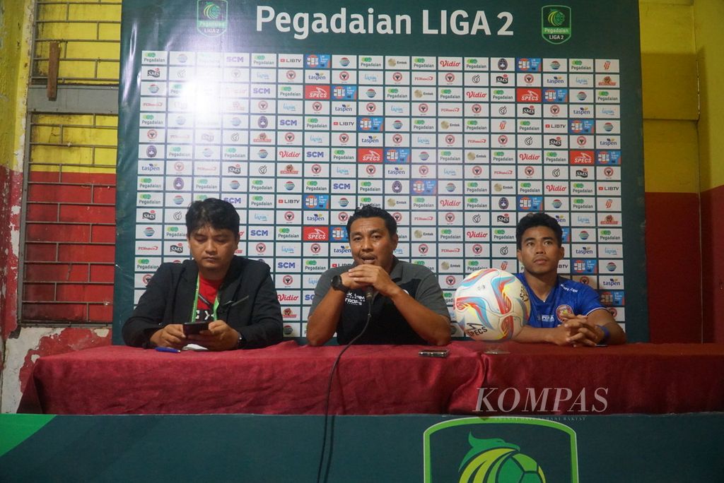 Pelatih kepala Persiraja Achmad Zulkifli (tengah) menyampaikan keterangan seusai melawan Semen Padang FC pada pertandingan terakhir grup X Liga 2 di Stadion Haji Agus Salim, Kota Padang, Sumatera Barat, Sabtu (3/2/2024). 