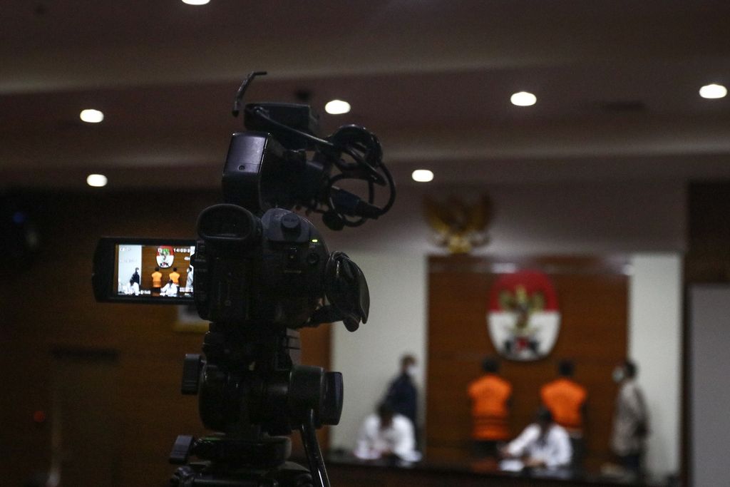 Kamera milik wartawan merekam konferensi pers di Gedung KPK, Jakarta, Senin (28/11/2022). Komisi Pemberantasan Korupsi mengumumkan tiga tersangka baru terkait dugaan tindak pidana korupsi berupa suap pengurusan perkara di Mahkamah Agung.