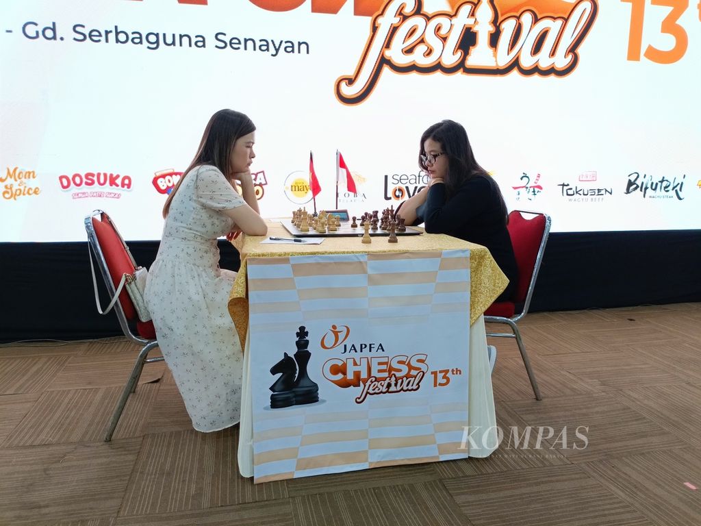 Pecatur Indonesia, WGM Dewi AA Citra (kanan), bertanding melawan pecatur Vietnam, WGM Nguyen Thi Mai Hung, dalam dwitarung internasional pada Festival Catur Japfa, Rabu (18/10/2023), di Jakarta.