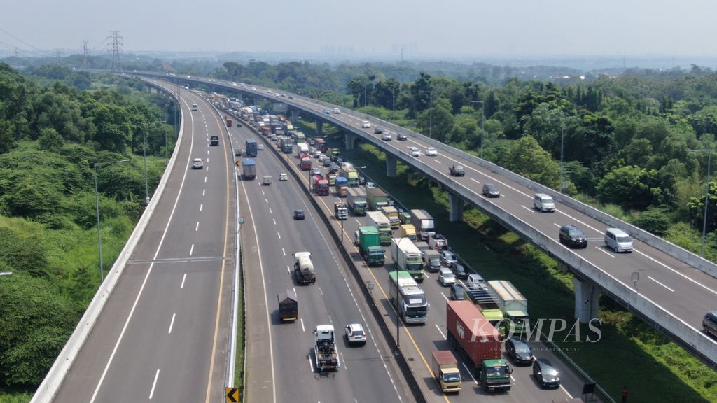 Kondisi lalu lintas saat uji coba penerapan rekayasa lalu lintas ganjil genap di Jalan Tol Jakarta-Cikampek Kilometer 47, Karawang, Jawa Barat, Senin (25/4/2022). 