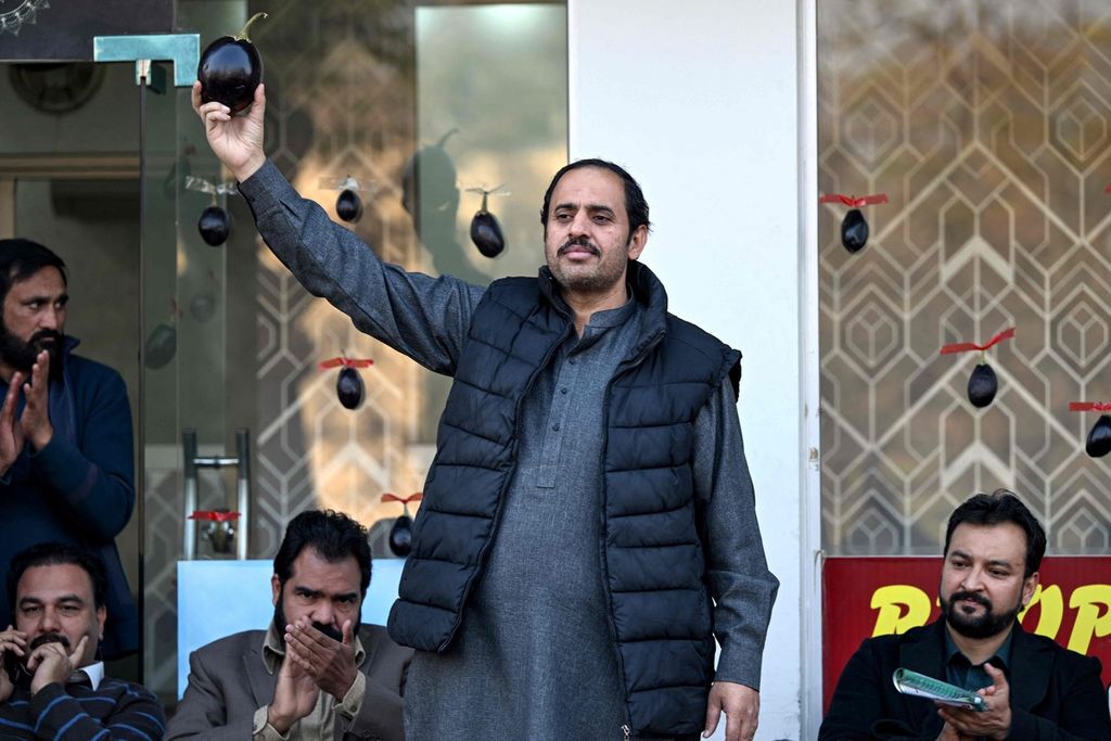 Politisi partai Pakistan Tehreek-e-Insaf (PTI), Aamir Mughal, dalam kampanye pada 26 Januari 2024 di Islamabad, Pakistan. KPU hanya mengizinkan dia memakai terung sebagai simbol di surat suara.