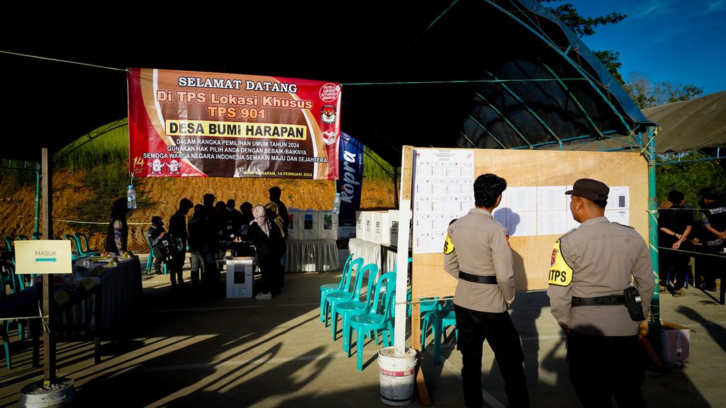 Ilustrasi. Suasana tempat pemungutan suara untuk pekerja di Ibu Kota Nusantara yang disediakan di Desa Bumi Harapan, Kecamatan Sepaku, Penajam Paser Utara, Kalimantan Timur, Rabu (14/2/2024).