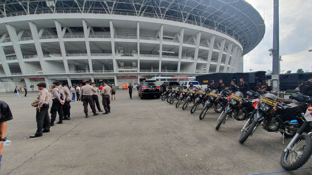Polisi berjaga di luar Stadion Utama Gelora Bung Karno, Senayan, Jakarta, saat pertandingan Indonesia saat melawan Kamboja di Piala AFF 2022, Jumat (23/12).