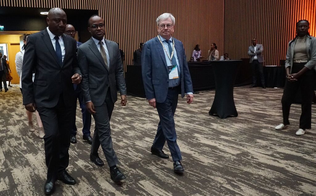 Perdana Menteri Rwanda &Eacute;douard Ngirente (kiri), Menteri Pendidikan Gaspard Twagirayezu, dan Presiden INGSA Remi Quirion menuju pembukaan the International Network for Governmental Science Advice (INGSA) 2024 di Kigali, Rwanda, Rabu (1/5/2024). 