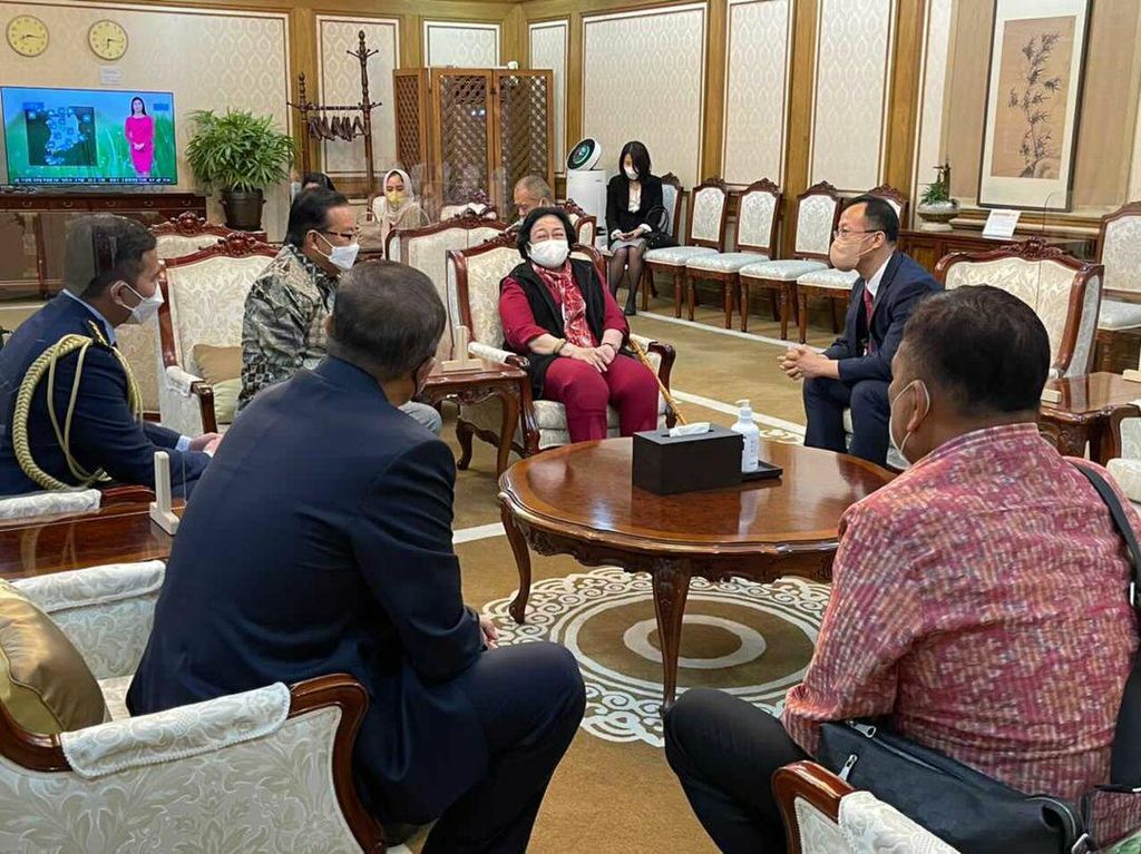Ketua Umum DPP PDI Perjuangan Megawati Soekarnoputri (tengah) saat tiba di Seoul, Korea Selatan, Minggu (8/5/2022). Megawati akan menghadiri pelantikan Presiden terpilih Korea Selatan, Yoon Suk-yeol yang akan berlangsung pada Selasa (10/5/2022).