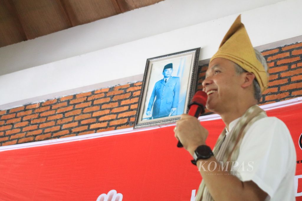 Bakal calon presiden Ganjar Pranowo menemui komunitas kesenian Jawa, para petani, dan nelayan di Kabupaten Deli Serdang, Sumatera Utara, Jumat (10/11/2023). 