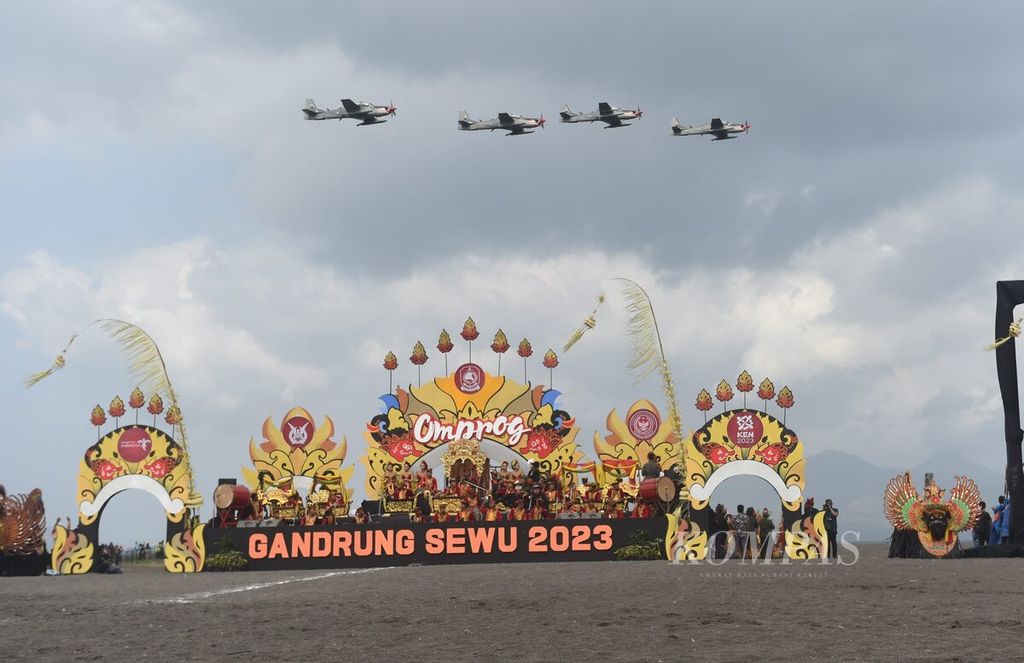 Pesawat EMB-314 Super Tucano milik TNI Angkatan Udara terbang rendah untuk meramaikan Festival Gandrung Sewu 2023 di Pantai Marina Boom, Kabupaten Banyuwangi, Jawa Timur, Sabtu (16/9/2023). Tema festival tahun ini ”Omprog the Glory of Art”. Sebanyak 1.200 penari gandrung yang merupakan pelajar SD-SMA terseleksi menari bersama dalam festival tersebut.