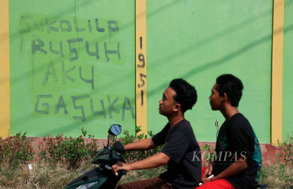 Coretan bertuliskan &quot;Sukolilo Rusuh Aku Ga Suka&quot; yang mewakili fenomena kekerasan, tawuran antarkampung dan dugaan banyak beredarnya kendaraan ilegal di Kecamatan Sukolilo, Kabupaten Pati, Jawa Tengah, Rabu (12/6/2024). 