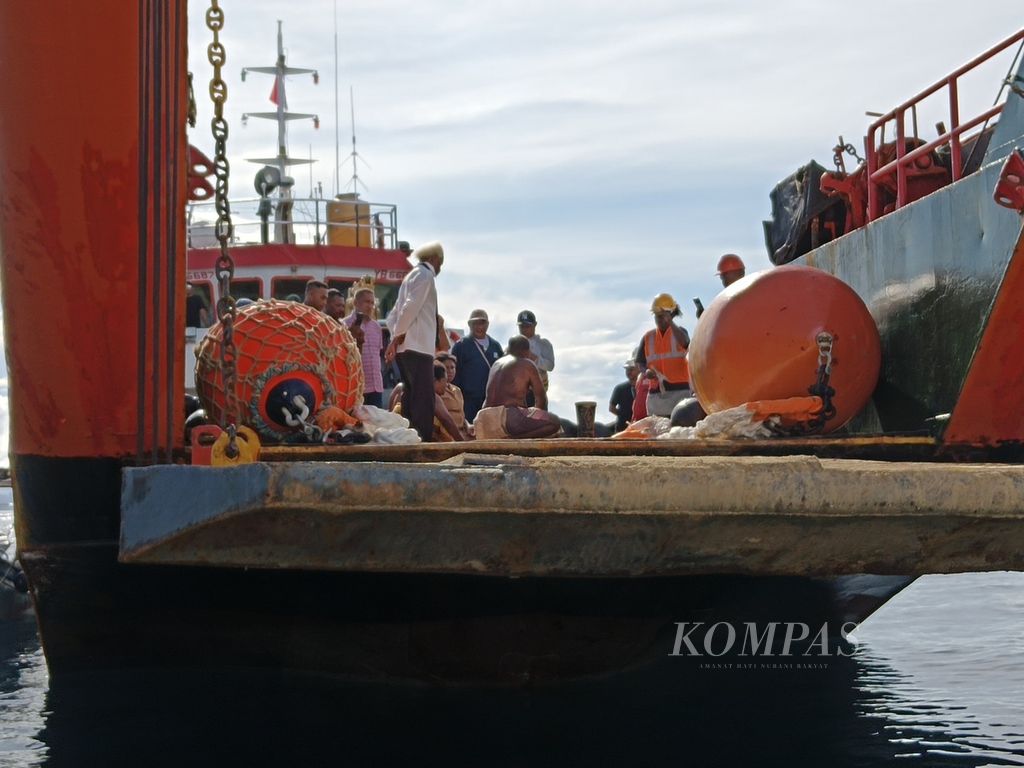 Kapal LCT yang membawa dua alat <i>mooring </i>atau tambat untuk kapal berlabuh di kawasan konservasi perairan Kabupaten Raja Ampat, Papua Barat Daya, Jumat (7/6/2024).