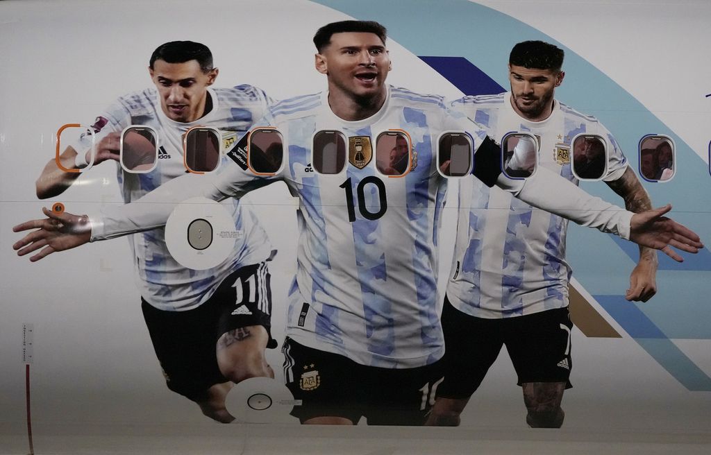 Pesawat yang membawa pemain tim nasional Argentina yang dihias dengan foto para pemain, antara lain Lionel Messi, Angel Di Maria, dan Rodrigo De Paul, tiba di Bandara Internasional Hamad di Doha, Qatar, Kamis (17/11/2022). 