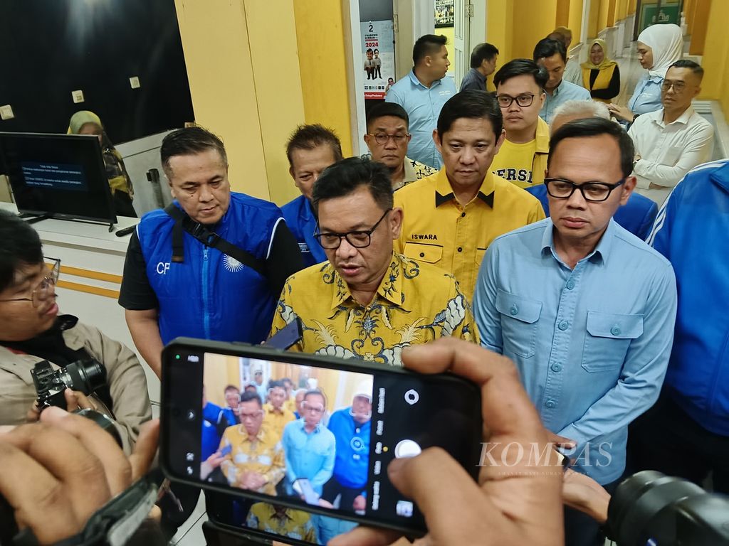 Ketua DPD Golkar Jabar Tubagus Ace Hasan Syadzily menyampaikan keterangan pers seusai bertemu politisi Partai Amanat Nasional, Bima Arya Sugiarto, di Kota Bandung, Kamis (16/5/2024) malam.