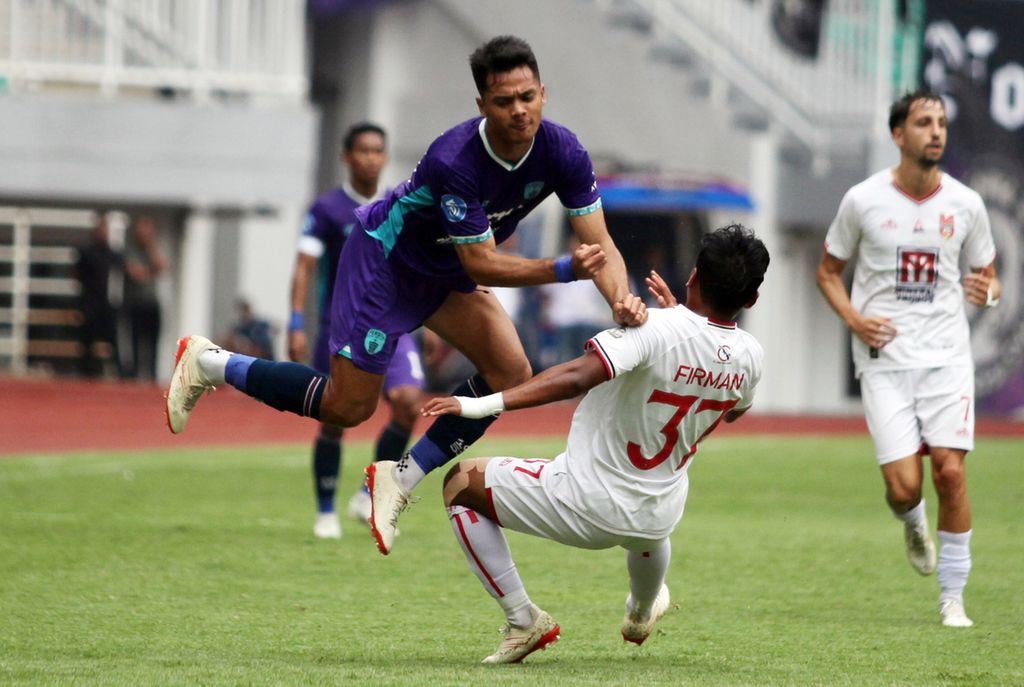 Pemain Persita Tangerang, Aji Kusuma (kiri), berbenturan dengan pemain Malut United, Firman Ramadhan, dalam laga lanjutan BRI Liga 1 di Stadion Pakansari, Kabupaten Bogor, Jawa Barat, Senin (4/11/2024). Kedua tim berbagi skor 1-1.