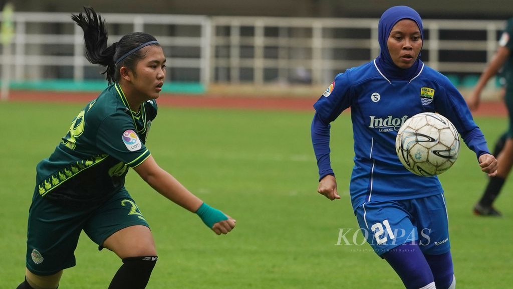 Gelandang tim putri Persib Bandung, Tia Darti Septiawati (kanan), berebut bola dengan striker tim putri Tira Persikabo, Jesella Arifya Sari (kiri), pada laga final kompetisi sepak bola nasional Liga 1 Putri di Stadion Pakansari, Cibinong, Bogor, Sabtu (28/12/2019).