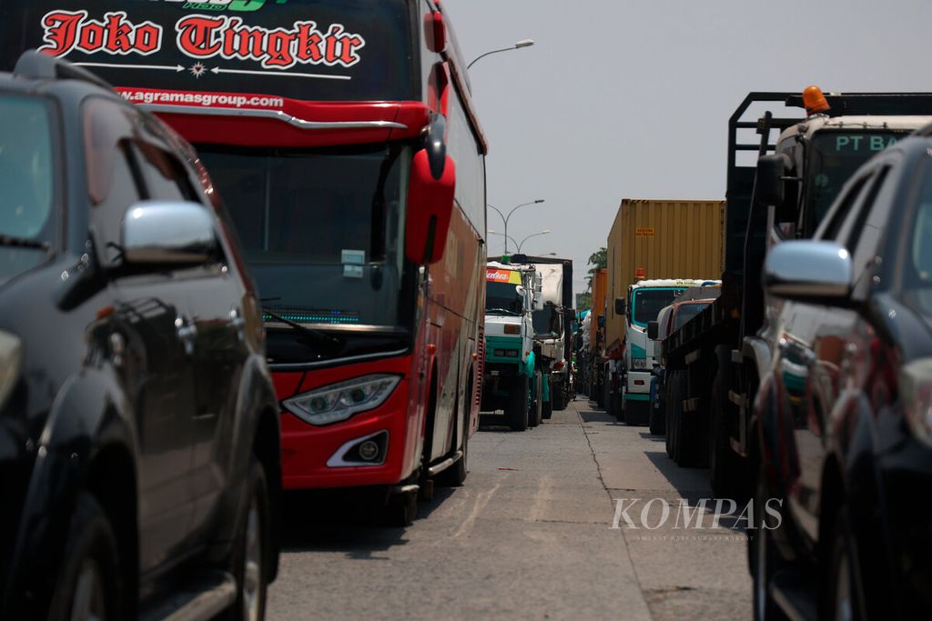 Antrean kendaraan yang berada di tengah kemacetan lalu lintas di jalur pantura, Kecamatan Sayung, Kabupaten Demak, Jawa Tengah, Rabu (1/11/2023). Dalam beberapa bulan ini kemacetan lalu lintas terjadi sepanjang lebih dari 5 kilometer karena dampak dari perbaikan jalan dan proyek tol.
