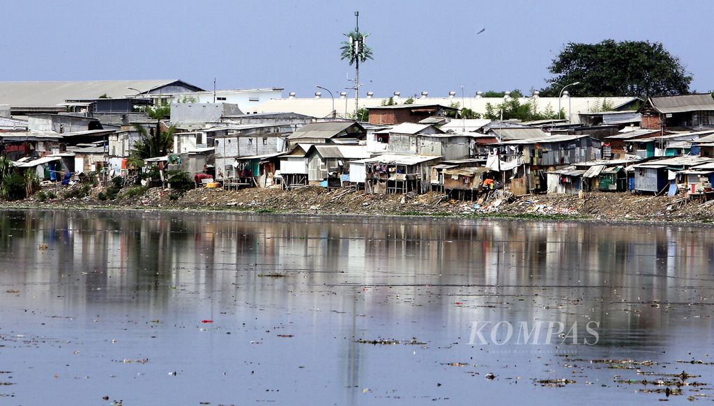 Kondisi perumahan nelayan di Kampung Muara Baru, Jakarta Utara, Selasa (24/12/2019). Dibandingkan dengan desa-desa agraris, desa-desa pesisir umumnya merupakan kantong-kantong kemiskinan struktural yang acap kali lebih kronis.