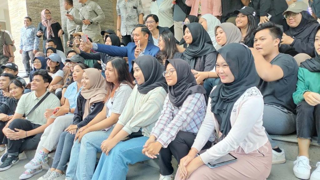 Ketua Umum Partai Demokrat Agus Harimurti Yudhoyono berswafoto bersama mahasiswa UGM, Yogyakarta, Kamis (20/7/2023).