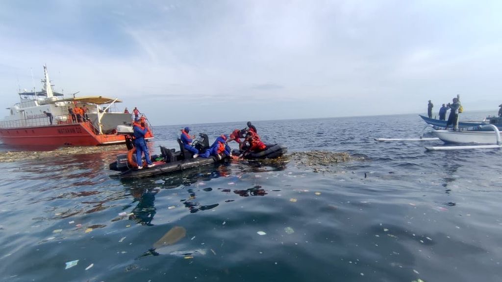 Tim SAR gabungan mengevakuasi jenazah awak kapal MT Kristin di kawasan Perairan Jeranjang, Lombok Barat, Rabu (29/3/2023) pagi. Hingga saat ini, dua awak kapal pengangkut pertalite yang terbakar pada Minggu sore lalu itu ditemukan dalam kondisi meninggal. Satu orang masih dalam pencarian.