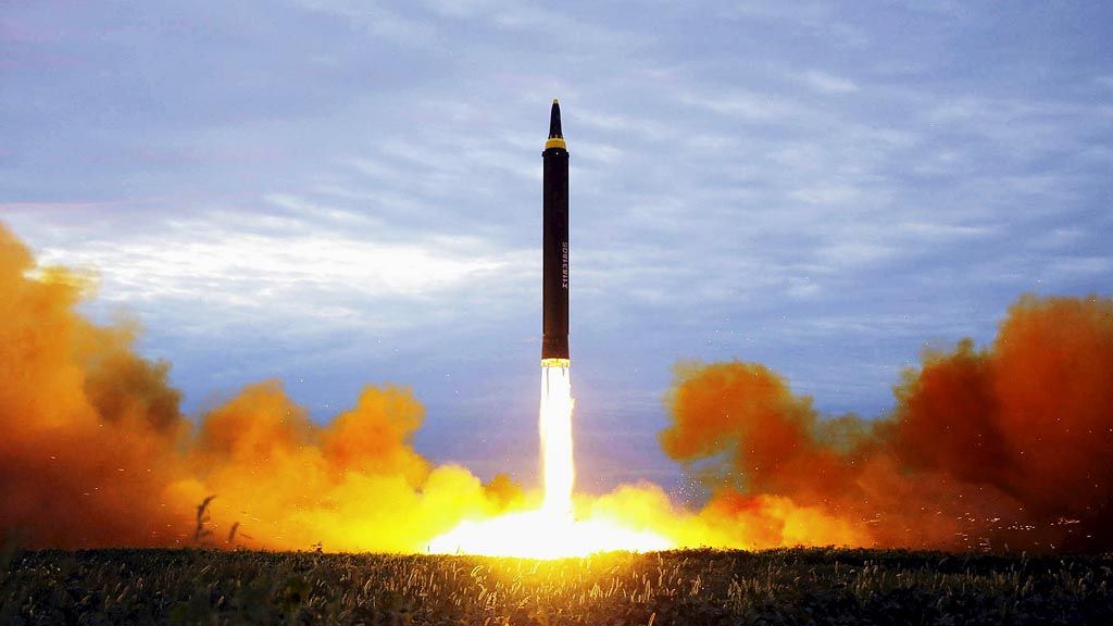Dalam foto  yang diambil pada 29 Agustus 2017, Pyongyang menunjukkan uji coba peluncuran rudal jarak jauh Hwasong-12.