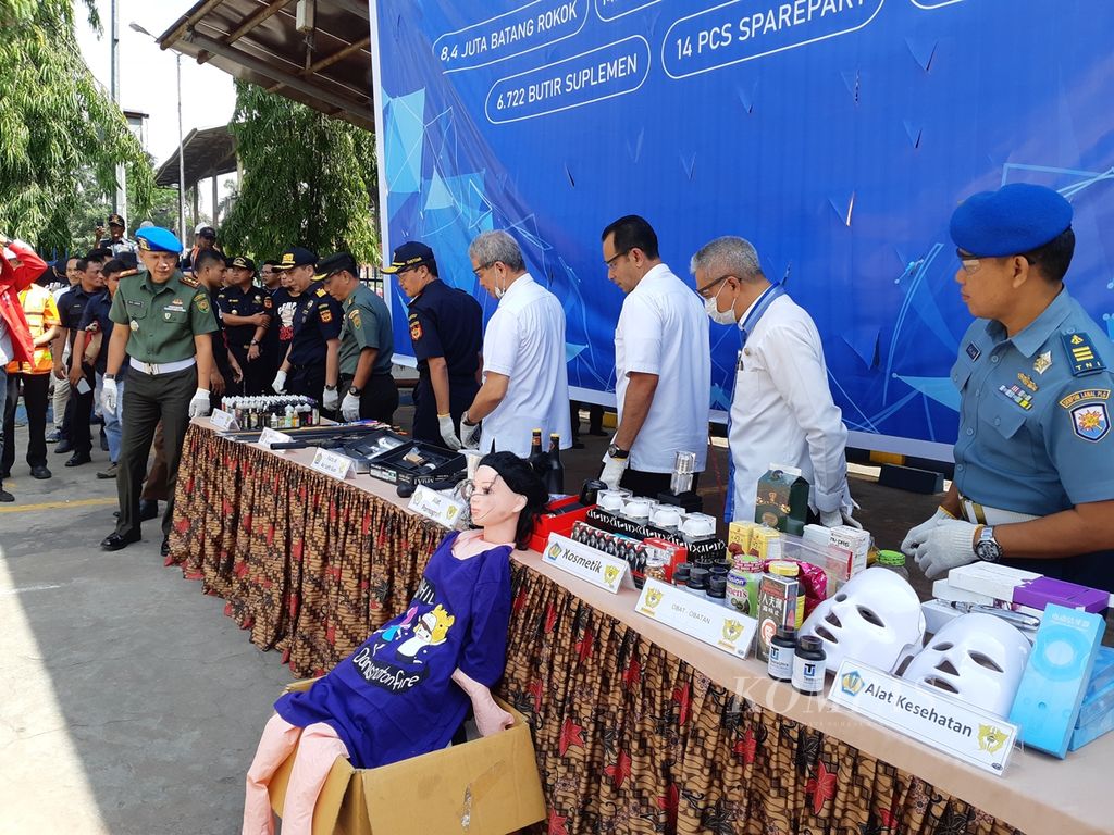 Direktorat Jenderal Bea dan Cukai Kantor Wilayah Sumatera Bagian Timur memusnahkan sejumlah barang ilegal hasil penindakan sepanjang tahun 2019, Rabu (4/12/2019). Selain melalui pesisir pantai, barang ilegal sudah mulai masuk melalui sistem jual beli <i>online</i>.