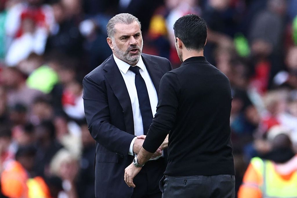 Tottenham Hotspur Manager Ange Postecoglou (left) shook hands with Arsenal Manager Mikel Arteta after the English League match on September 24, 2023. The match ended in a 2-2 draw.